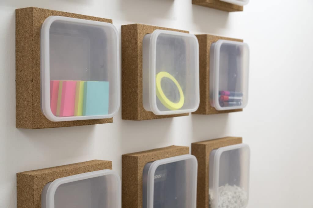 Kunststoffboxen an der Wand montiert