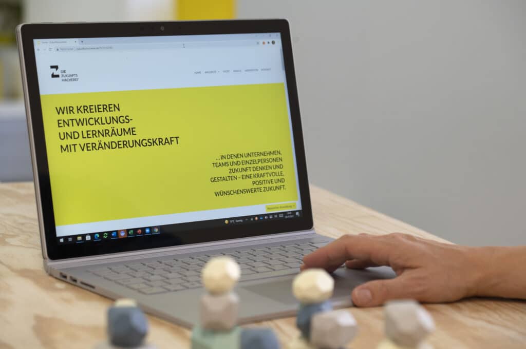 Christiane Wilmes am Laptop in der Zukunftsmacherei
